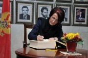 Bundesratspräsidentin Ana Blatnik (S) beim Eintrag in das Gästebuch