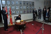 v.li.: Präsident des Parlaments von Montenegro Ranko Krivokapić und Bundesratspräsidentin Ana Blatnik (S) beim Eintrag in das Gästebuch
