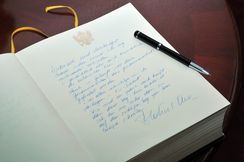Der Eintrag von Bundesratspräsidentin Ana Blatnik (S) in das Gästebuch des Parlaments von Montenegro