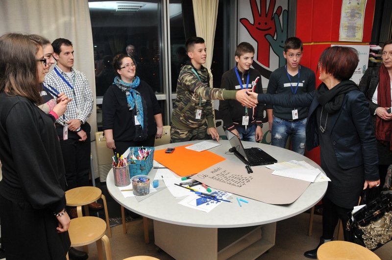 Bundesratspräsidentin Ana Blatnik (S) besucht die Demokratiewerkstatt im montenegrinischen Parlament und begrüßt die Jugendlichen