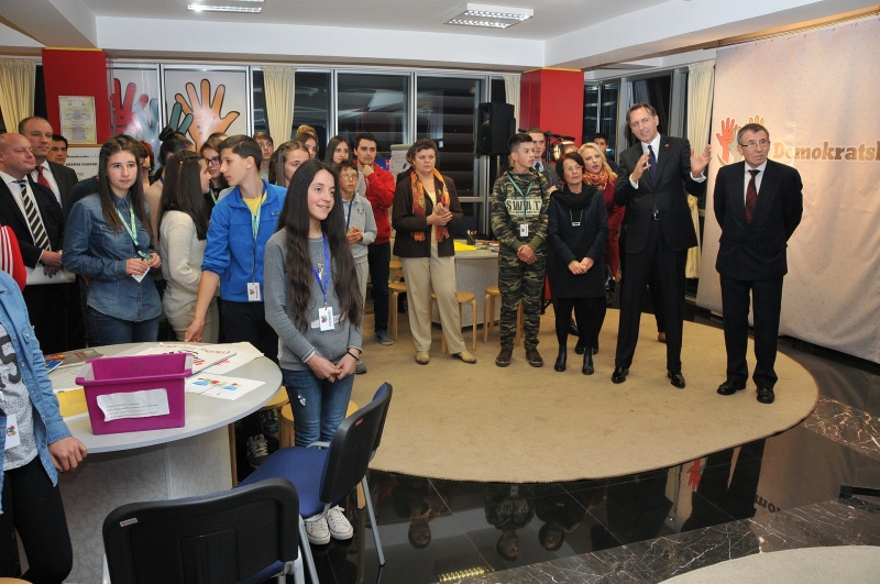 Der Präsident des Parlaments von Montenegro Ranko Krivokapić (2.v.re.) und Bundesratspräsidentin Ana Blatnik (S) (3.v.re.) zu Besuch in der Demokratiewerkstatt des montenegrinischen Parlaments