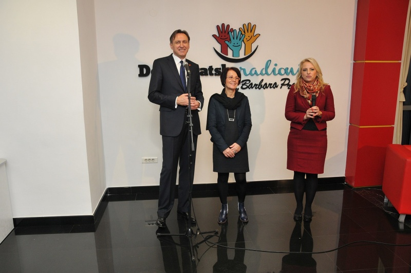 v.li.: Präsident des Parlaments von Montenegro Ranko Krivokapić (li.), Bundesratspräsidentin Ana Blatnik (S) und Dolmetscherin in der Demokratiewerkstatt des montenegrinischen Parlaments