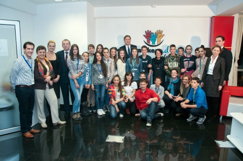 Gruppenfoto mit Jugendlichen, dem Präsident des Parlaments von Montenegro Ranko Krivokapić (Mitte) und Bundesratspräsidentin Ana Blatnik (S) (Mitte rechts)