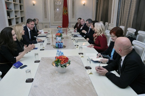 Aussprache zwischen dem Parlamentspräsidenten von Montenegro Ranko Krivokapić (linke Bildhälfte, 3.v.li.) und Bundesratspräsidentin Ana Blatnik (S) (rechte Bildhälfte 4.v.re.)