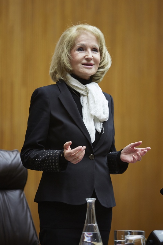 Die Obfrau der Enquete-Kommission Gertrude Aubauer (V) begrüßt die VeranstaltungsteilnehmerInnen