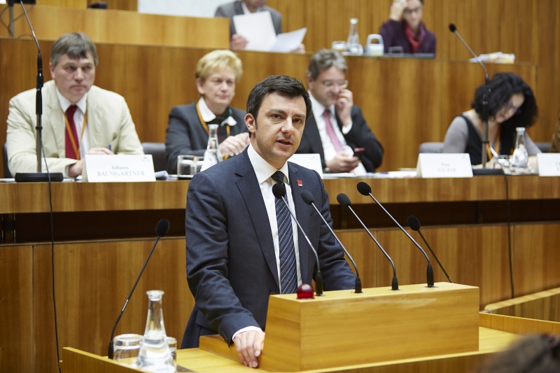 Sozialministerium Martin Staudinger am Rednerpult