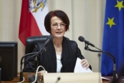Bundesratspräsidentin Ana Blatnik (S) begrüßt die anwesenden Abgeordneten und Gäste der Enquete