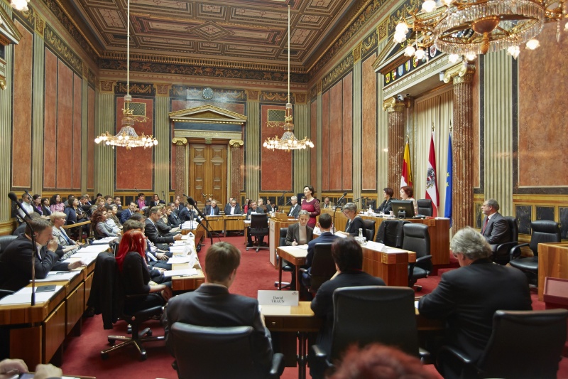 Frauenministerin Gabriele Heinisch-Hosek (S) am Rednerpult mit ihrem Einleitungsreferat. Blick Richtung VeranstaltungsteilnehmerInnen