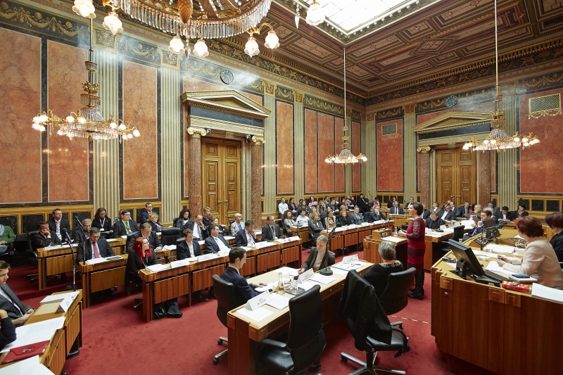 Frauenministerin Gabriele Heinisch-Hosek (S) am Rednerpult mit ihrem Einleitungsreferat. Blick Richtung VeranstaltungsteilnehmerInnen