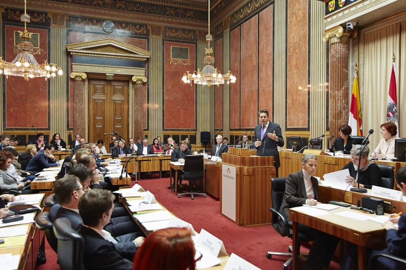 Staatssekretär Harald Mahrer (V) am Rednerpult während seines Einleitungsreferates. Blick Richtung VeranstaltungsteilnehmerInnen