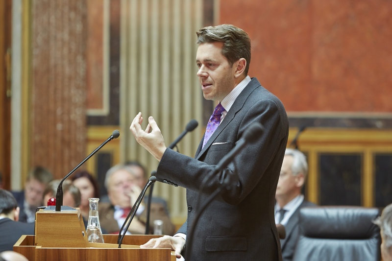 Staatssekretär Harald Mahrer (V) am Rednerpult während seines Einleitungsreferates