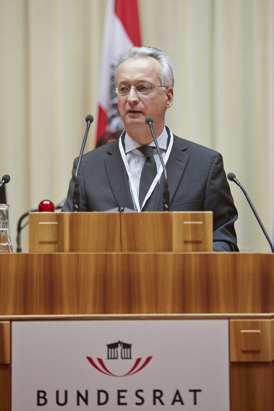 Keynote von Universität Bern Stefan Wolter am Rednerpult