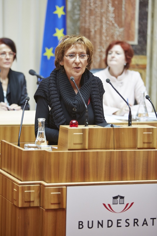 Arbeiterkammer Wien Edith Kugi-Mazza am Rednerpult