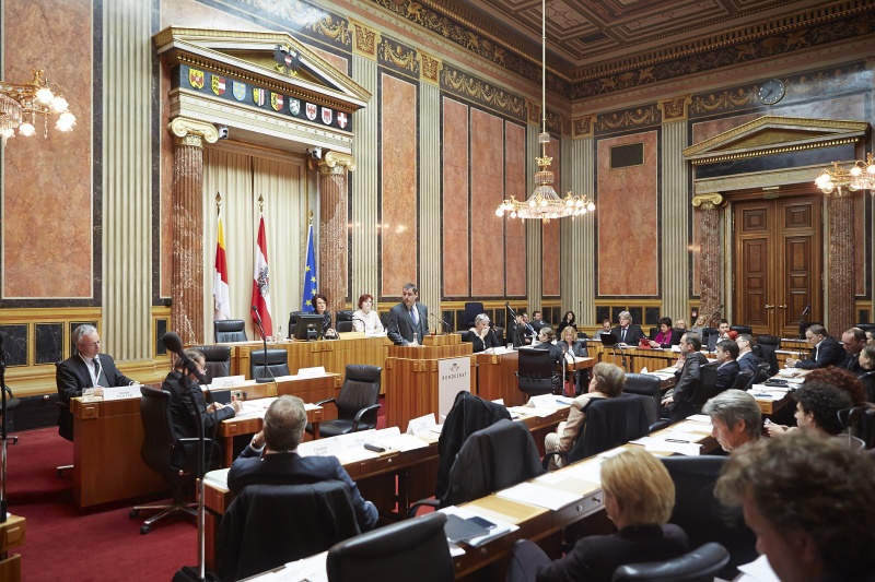 Wirtschaftskammer Österreich Alfred Freundlinger am Rednerpult. Blick Richtung VeranstaltungsteilnehmerInnen