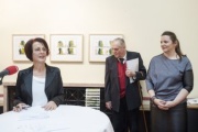 v. li.: Bundesratspräsidentin Ana Blatnik (S) bei ihrer Begrüßung, Kulturjournalist Bertram Karl Steiner und Künstlerin Tanja Prusnik