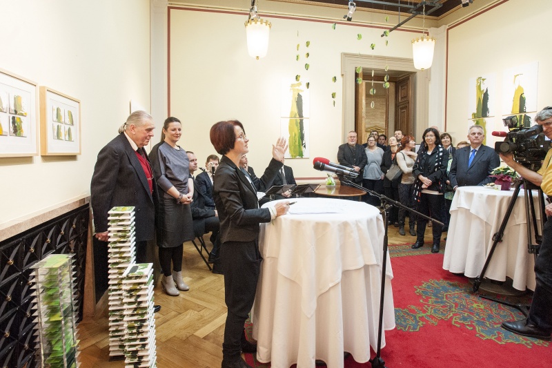 v. li.: Kulturjournalist Bertram Karl Steiner, Künstlerin Tanja Prusnik. Bundesratspräsidentin Ana Blatnik (S) am Wort. Blick ins Publikum