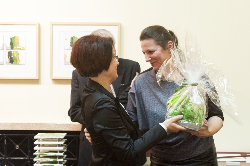 v. li.: Bundesratspräsidentin Ana Blatnik (S) überreicht ein Geschenk an Künstlerin Tanja Prusnik