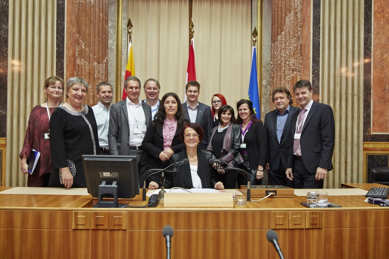 Bundesratspräsidentin Ana Blatnik (S) (Mitte) mit Bundesratsvizepräsidentin Inge Posch-Gruska (S) (2.v.li) und EnqueteteilnehmerInnen am Präsidium des Bundesratssitzungssaales