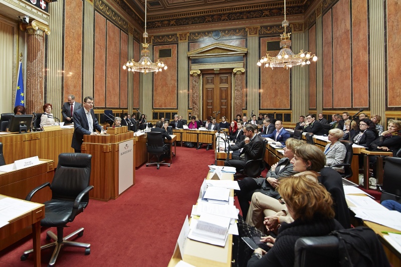 Lehrlingsstellenleiter Wien Erich Huber am Rednerpult. Blick Richtung EnqueteteilnehmerInnen