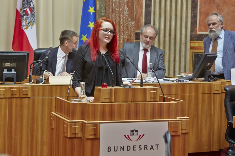 Vertreterin der Berufsschule Villach am Rednerpult