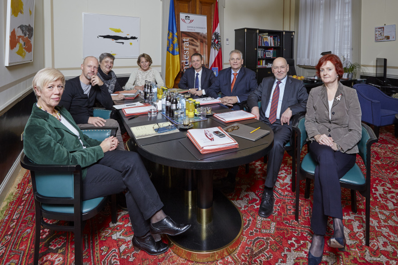v.li.: Bundesrätin Monika Mühlwerth (F), Bundesrat Marco Schreuder (G), Vizepräsidentin des Bundesrates Inge Posch-Gruska(S), Bundesratspräsidentin Saonja Zwazl (S), Vizepräsident des Bundesrates Harald Himmer (V), Bundesrat Gottfried Kneifel (V), Bundesrat Reinhard Todt (S) und Bundesratsdirektorin Susanne Bachmann