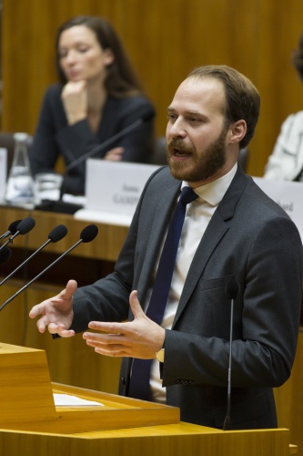 Nationalratsabgeordneter Nikolaus Scherak (N) am Rednerpult