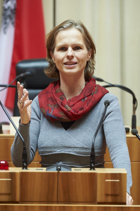 Bundesrätin Daniela Gruber-Pruner (S) am Rednerpult