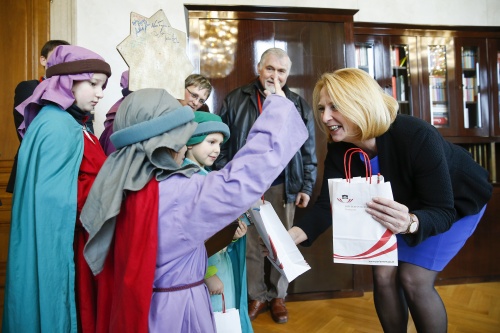 v.re.: Nationalratspräsidentin Doris Bures (S) verteilt Geschenke an die Sternsinger