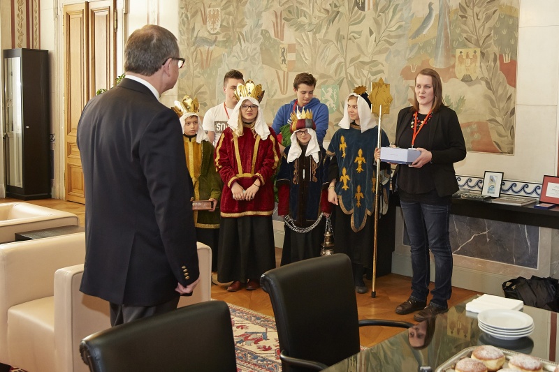 Zweiter Nationalratspräsident Karlheinz Kopf (V) begrüßt die Sternsinger und verantwortliche Begleiterin