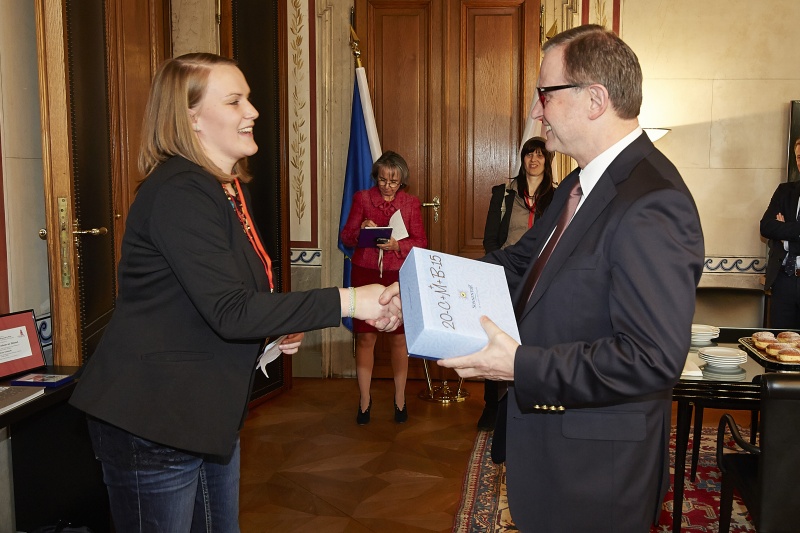 v.re.: Zweiter Nationalratspräsident Karlheinz Kopf (V) begrüßt die verantwortliche Begleiterin