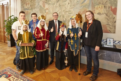 Gruppenaufnahme mit dem Zweiten Nationalratspräsidenten Karlheinz Kopf (V) (Mitte) und den Sternsingern sowie der verantwortlichen Begleiterin