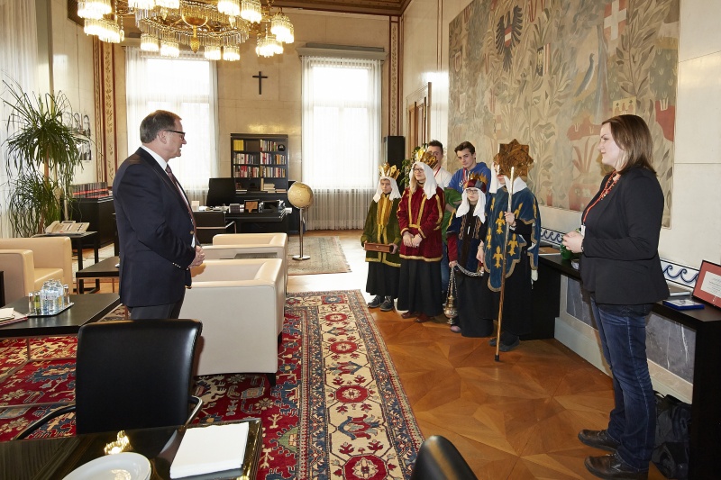 Besuch der Sternsinger beim Zweiten Nationalratspräsident Karlheinz Kopf (V) (li.)