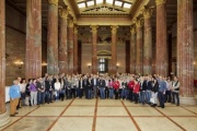 Gruppenfoto mit allen VeranstaltungsteilnehmerInnen und dem Zweiten Nationalratspräsidenten Karlheinz Kopf (V) (Mitte)