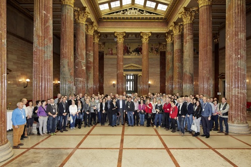 Gruppenfoto mit allen VeranstaltungsteilnehmerInnen und dem Zweiten Nationalratspräsidenten Karlheinz Kopf (V) (Mitte)