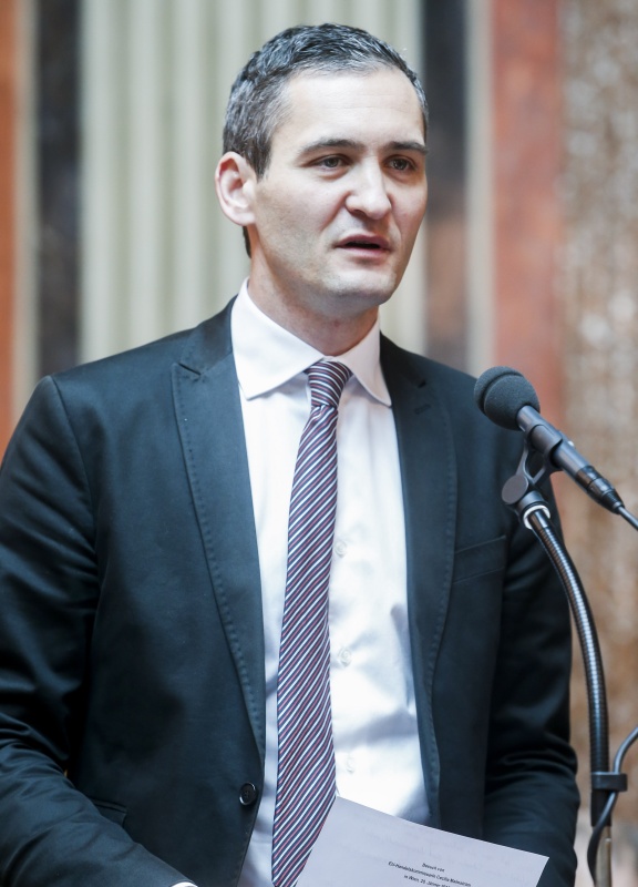 Nationalratsabgeordneter Rouven Ertlschweiger (T) am Wort