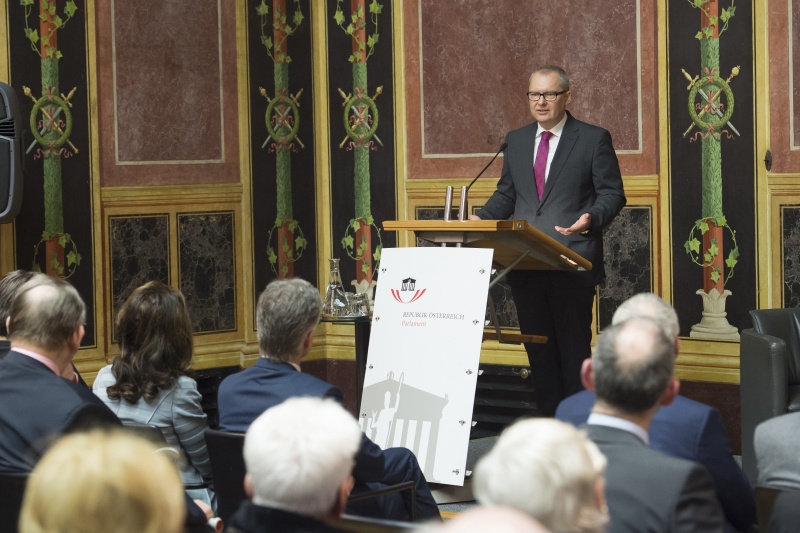 Einleitende Worte zum Buch ' Direkte Demokratie und Parlamentarismus ' von Autor Klaus Poier. Blick Richtung VeranstaltungsteilnehmerInnen