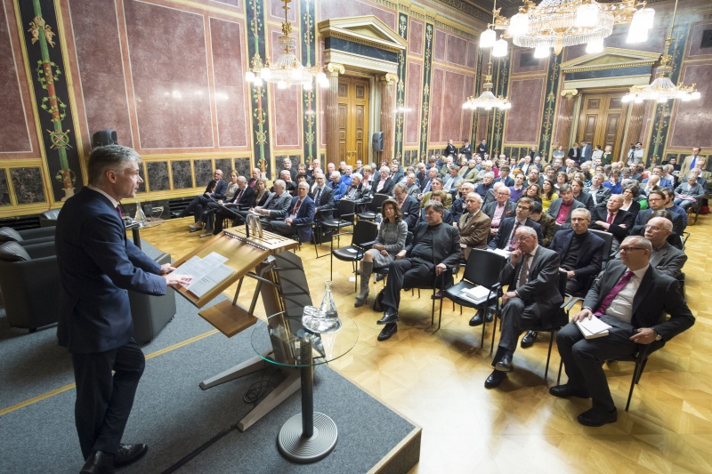 Begrüßung durch Parlamentsdirektor Harald Dossi. Blick Richtung VeranstaltungsteilnehmerInnen