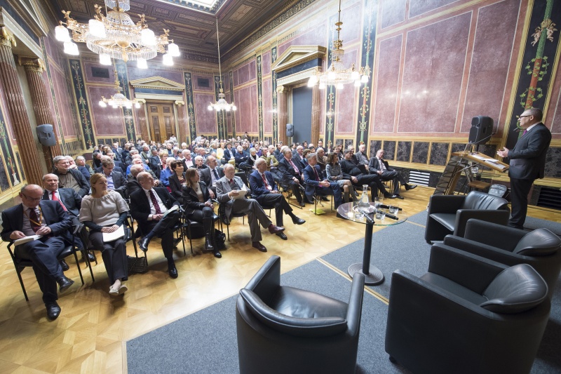 Einleitende Worte zum Buch ' Direkte Demokratie und Parlamentarismus ' von Autor Klaus Poier. Blick Richtung VeranstaltungsteilnehmerInnen