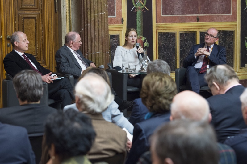 Podium v.li.: Universität Wien Clemens Jabloner, Moderator Theo Öhlinger, Universität Salzburg Tamara Ehs am Wort und Universität Innsbruck Peter Bußjäger