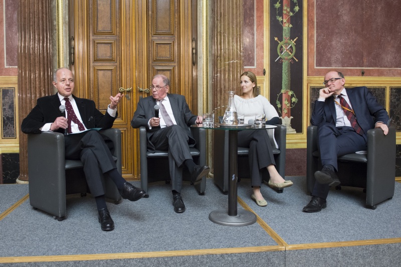 Podium v.li.: Universität Wien Clemens Jabloner, Moderator Theo Öhlinger, Universität Salzburg Tamara Ehs und Universität Innsbruck Peter Bußjäger