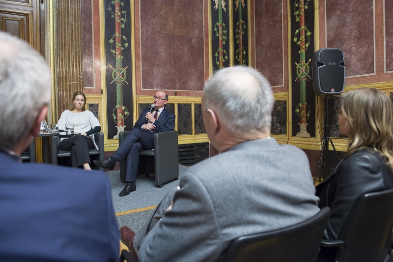Podium v.li.: Universität Salzburg Tamara Ehs und Universität Innsbruck Peter Bußjäger am Wort