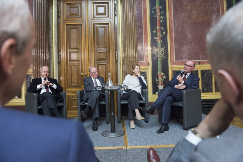 Podium v.li.: Universität Wien Clemens Jabloner, Moderator Theo Öhlinger, Universität Salzburg Tamara Ehs und Universität Innsbruck Peter Bußjäger am Wort