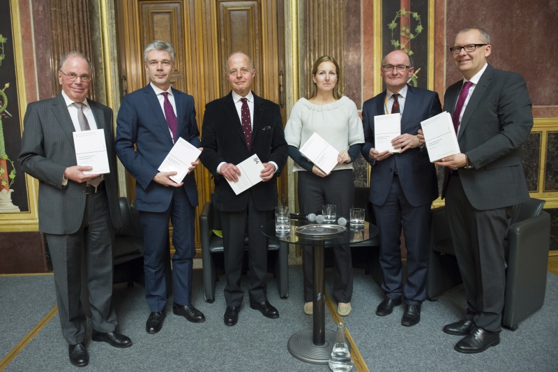 v.li.: Autor Theo Öhlinger, Parlamentsdirektor Harald Dossi, Universität Wien Clemens Jabloner, Universität Salzburg Tamara Ehs, Universität Innsbruck Peter Bußjäger und Autor Klaus Poier