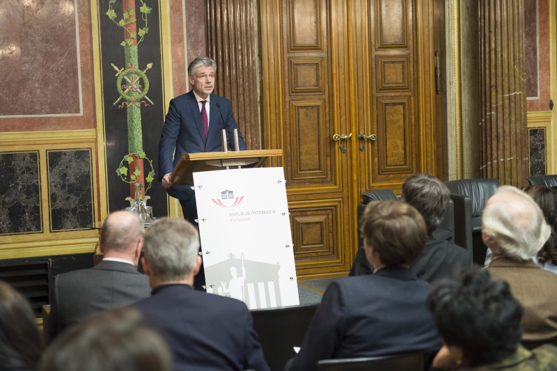 Begrüßung durch Parlamentsdirektor Harald Dossi