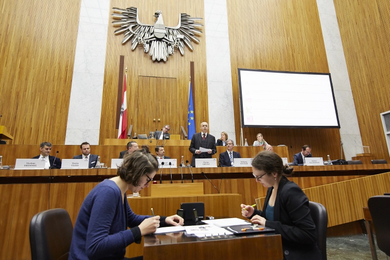 MMag.Dr. Florian Oppitz bei seinem Einleitungsreferat