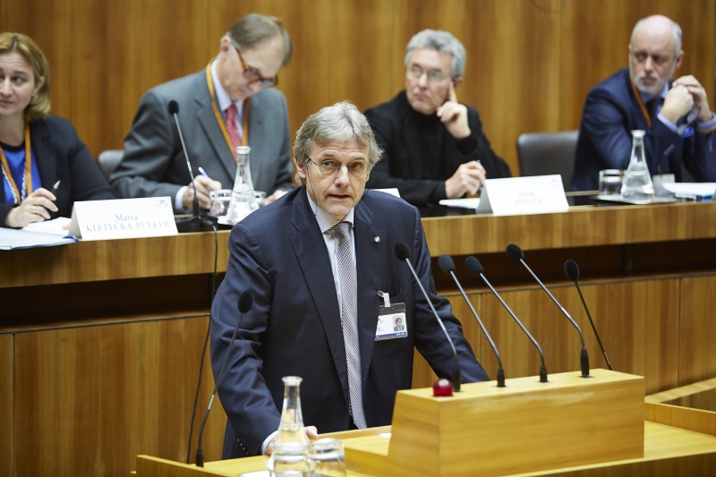 BM für Gesundheit Gerhard Aigner am Rednerpult