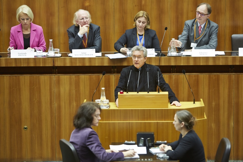 Facharzt Ernst Berger am Rednerpult