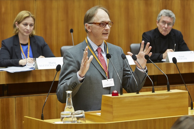 Pimarius Innere Medizin Johannes Meran am Rednerpult