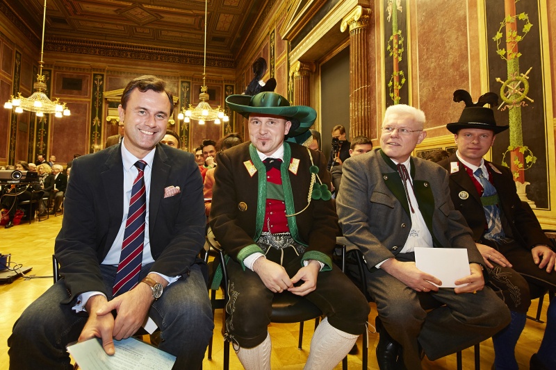 v.li: Dritter Nationalratspräsident Norbert Hofer (F), Landeskommandant Südtiroler Schützenbund Elmar Thaler, Nationalratsabgeordneter Werner Neubauer (F) und ein weiterer Schütze