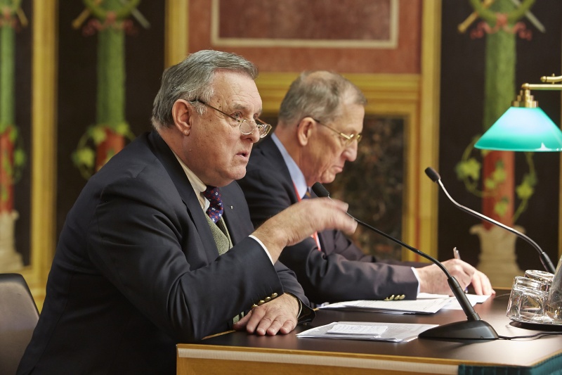Am Podium v.li. Dritter Nationalratspräsident a.D. Universität Wien Wilhelm Brauneder am Wort und Bundesminister a. D. Helmut Krünes